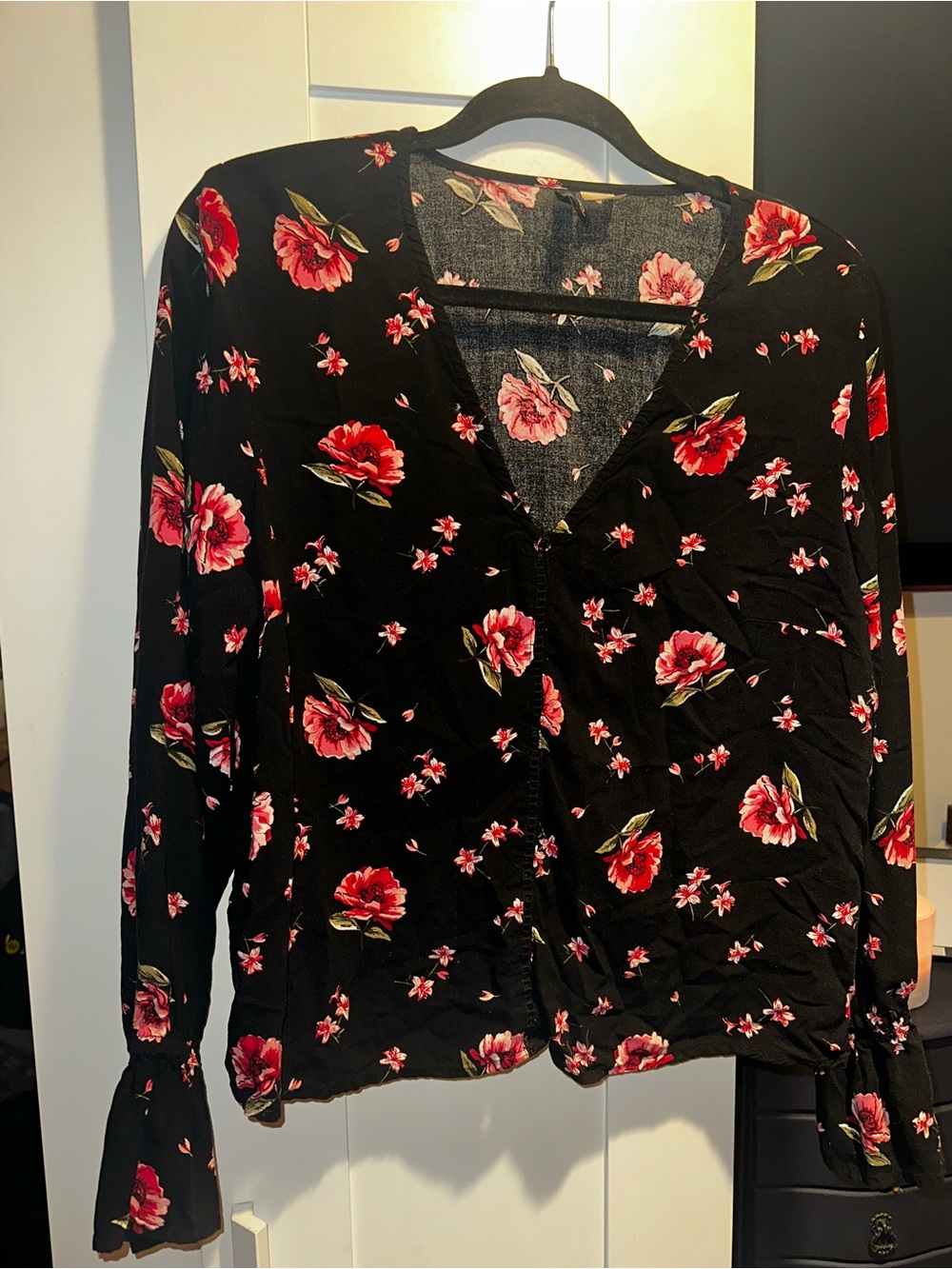 H&M Divided Blouse Size 4 Women's Black Red/Pink Floral Flowy Bell Sleeve Top